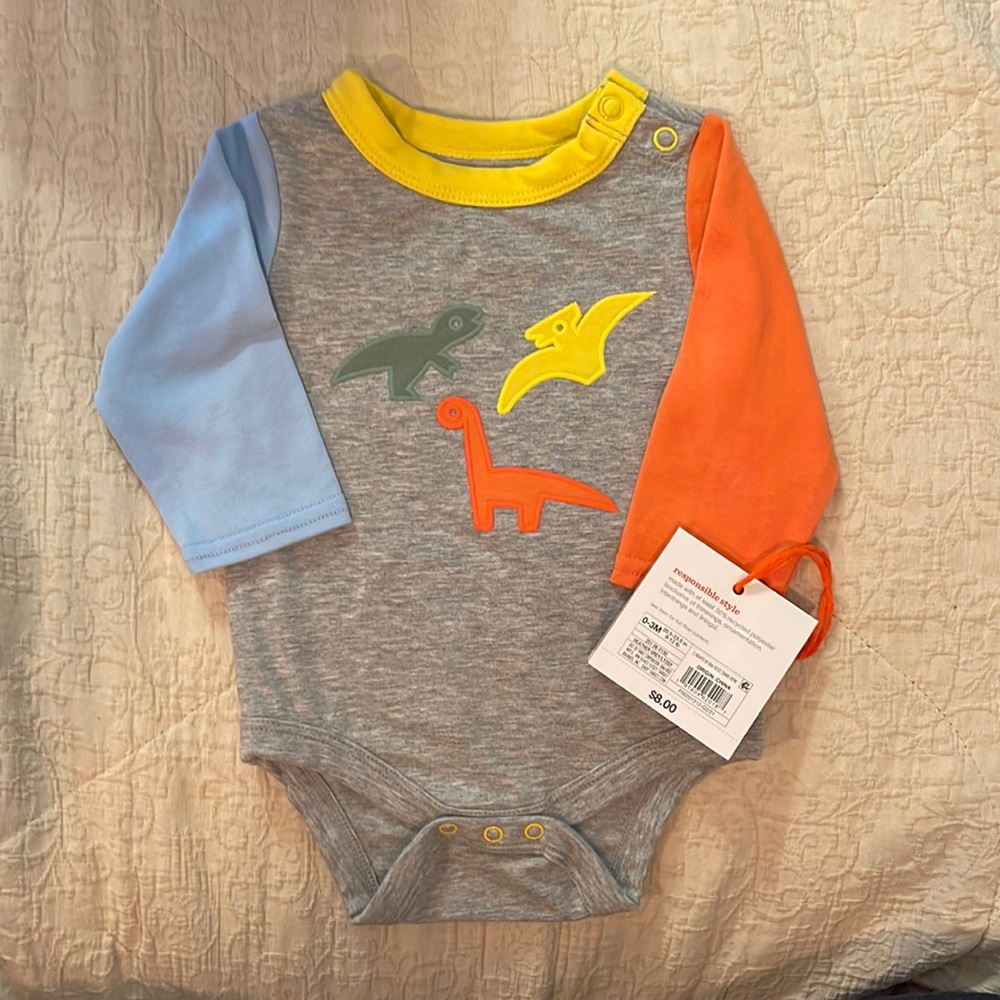 NWT Adorable dinosaur onesie. 0-3 months